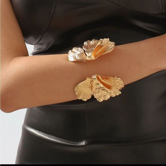 Call Out * Reduced Price * ZARA Lotus Cuff Bracelet - Picture 1 of 10